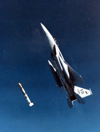 �����ķ����Ǽ�����չ��Զ��ͼΪF-15����ASM-135�����ǵ�����