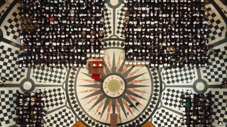 撒切尔夫人的灵柩由十名军人护送进入圣保罗大教堂 撒切尔夫人的灵柩由十名军人护送进入圣保罗大教堂