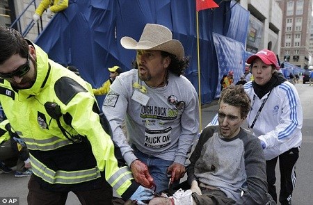 美国27岁小伙子杰弗里贠曼(右二)在波士顿爆炸案中双腿被炸 美国27岁小伙子杰弗里贠曼(右二)在波士顿爆炸案中双腿被炸