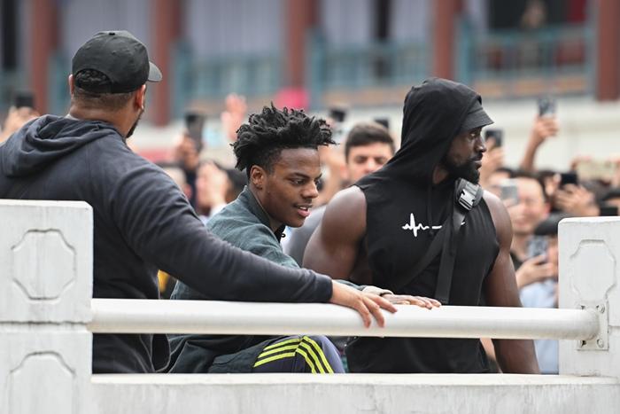 美国网红“甲亢哥”现身重庆