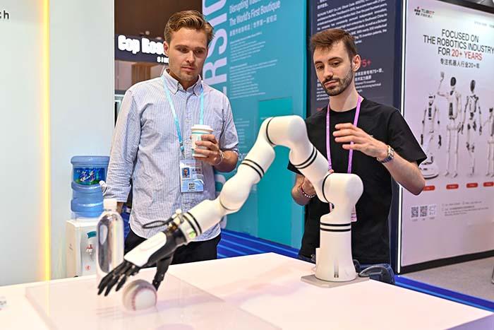 第137届广交会开幕 首设服务机器人专区