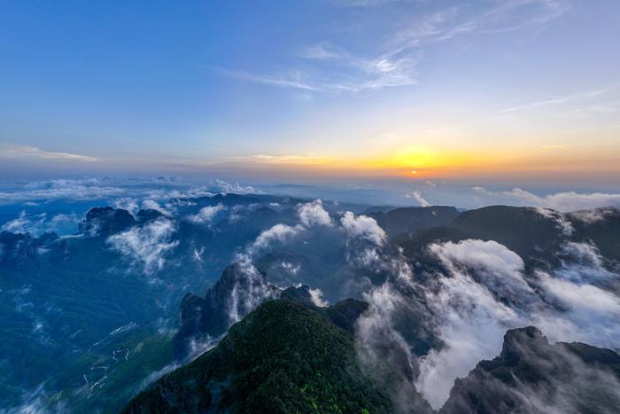 圣堂山山峰林立雄奇秀丽 云雾缭绕美不胜收