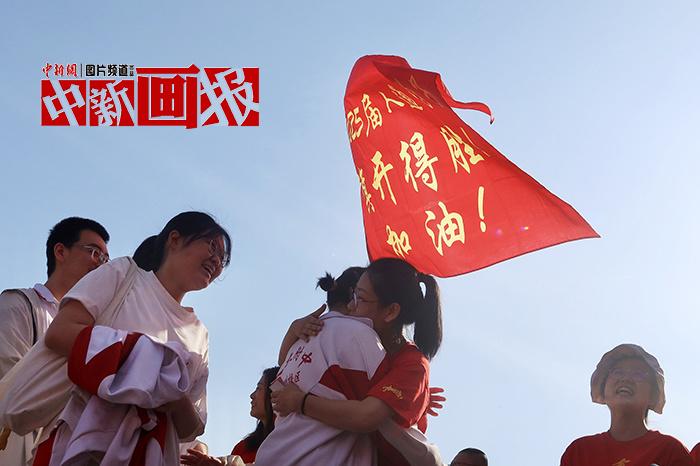 高考启幕 这些瞬间充满爱与期许