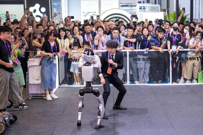 王祖蓝“大战”智能机器人