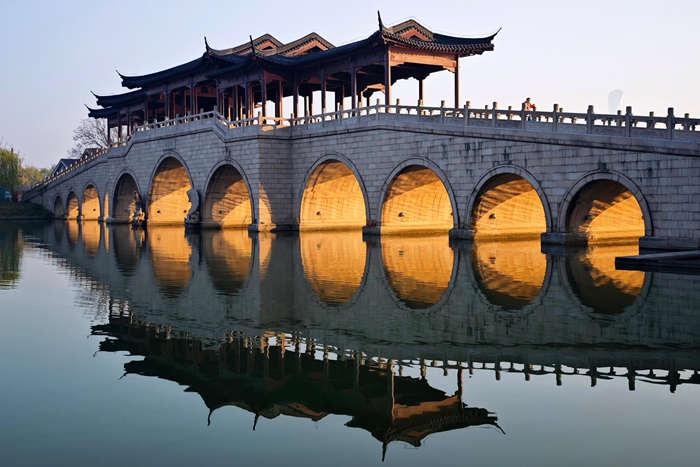 惊艳！苏州金鸡湖上演“金光穿洞”冬日景观