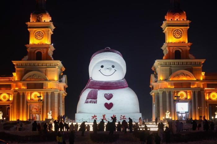 哈尔滨“网红大雪人”点亮冬夜