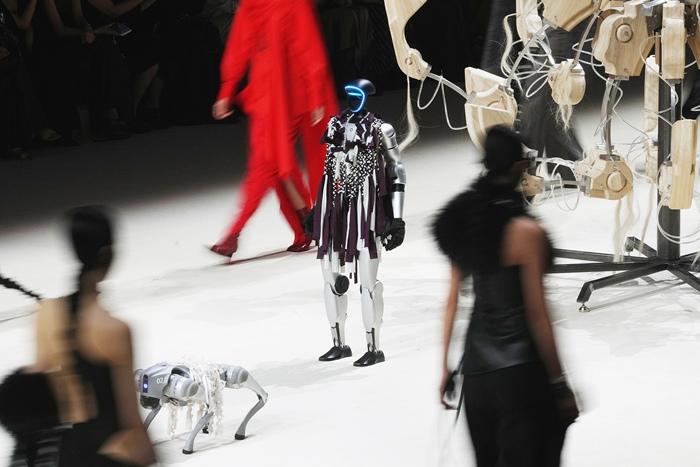 2025 | 人形机器人全面“出圈”：在秀、在跑、在思考