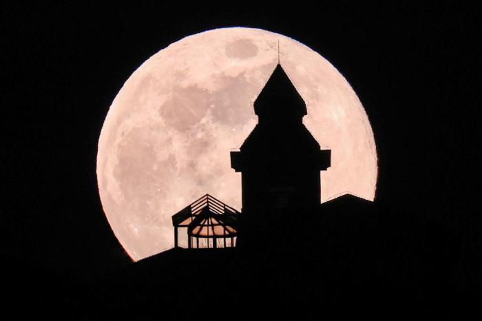 2026年首个“超级月亮”现身苍穹