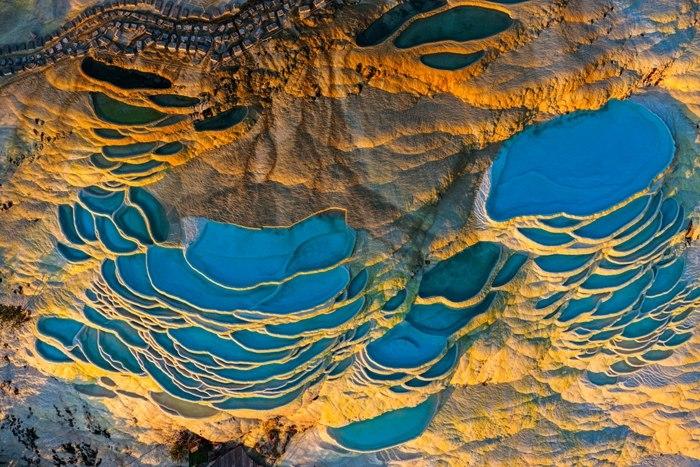 云南迪庆：日出时分 白水台“仙人遗田”染金边