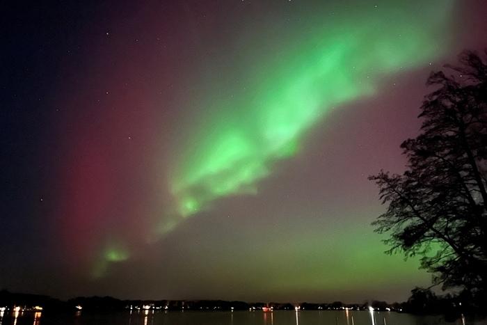 全球多地现绚丽极光