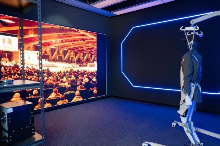 人形机器人忙“考证”