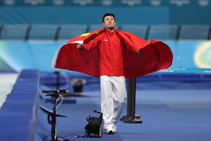 中国选手宁忠岩获速度滑冰男子1000米铜牌