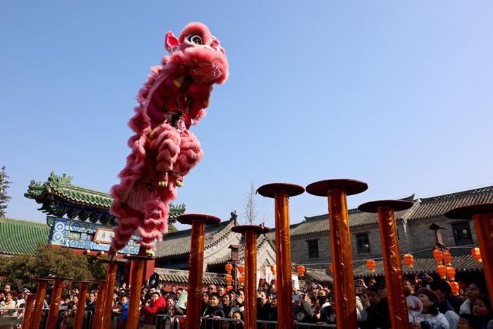 各地多彩文化活动闹新春