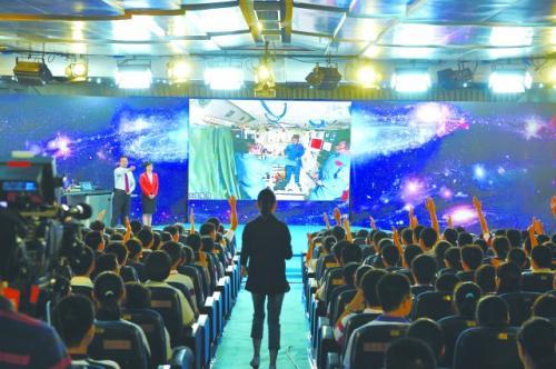 20�����磬���й������ѧ������ѧ̫���ڿε�����ã�ѧ���Ǿ�������Ա����ƽ���ʡ�