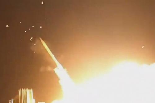 伊朗新型火箭炮齐射 高速打击美军基地