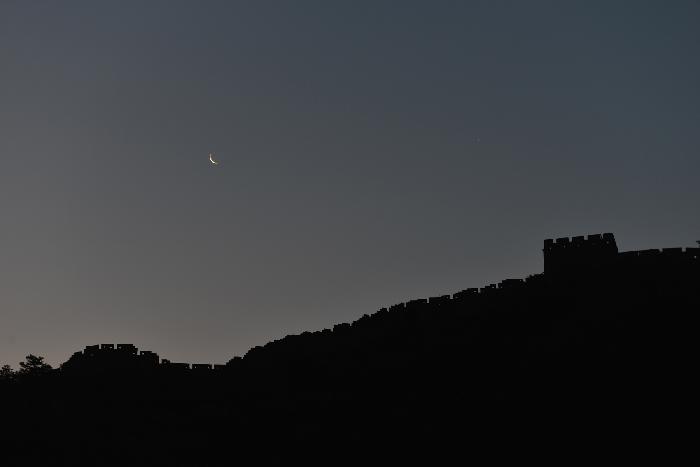 金山岭长城上演金星伴月