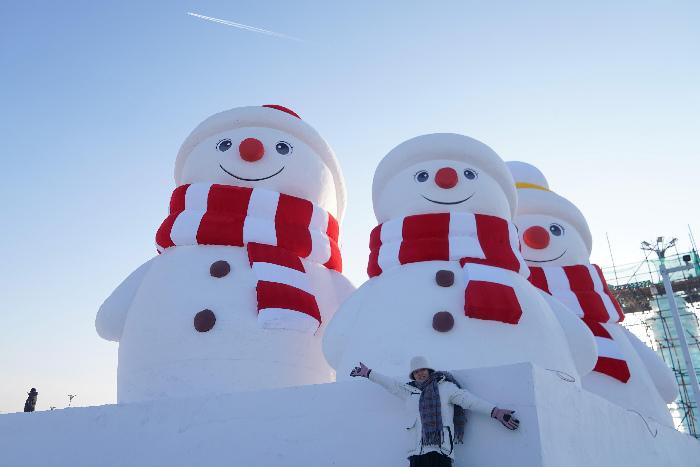 哈尔滨雪雕“童话雪人一家”高萌上线