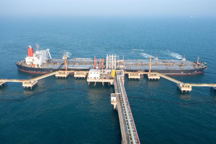 海南封关首日：第一批通关“零关税”石化原辅料抵洋浦