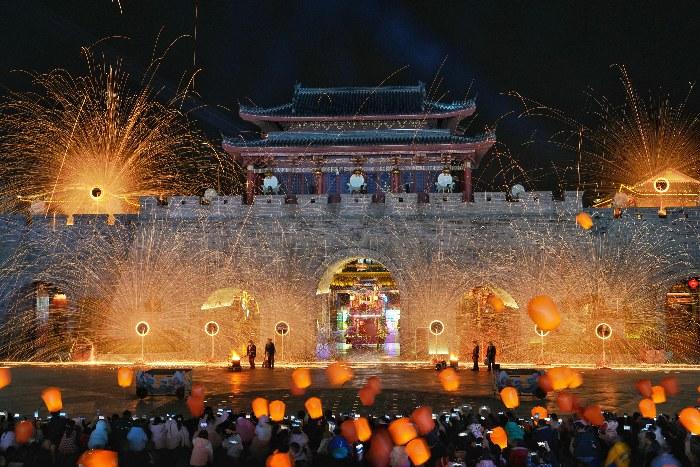 长沙上演城楼非遗打铁花 火树银花贺新春